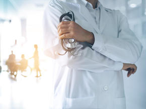Bild eines Krankenhausflures mit einem Arzt im Vordergrund
